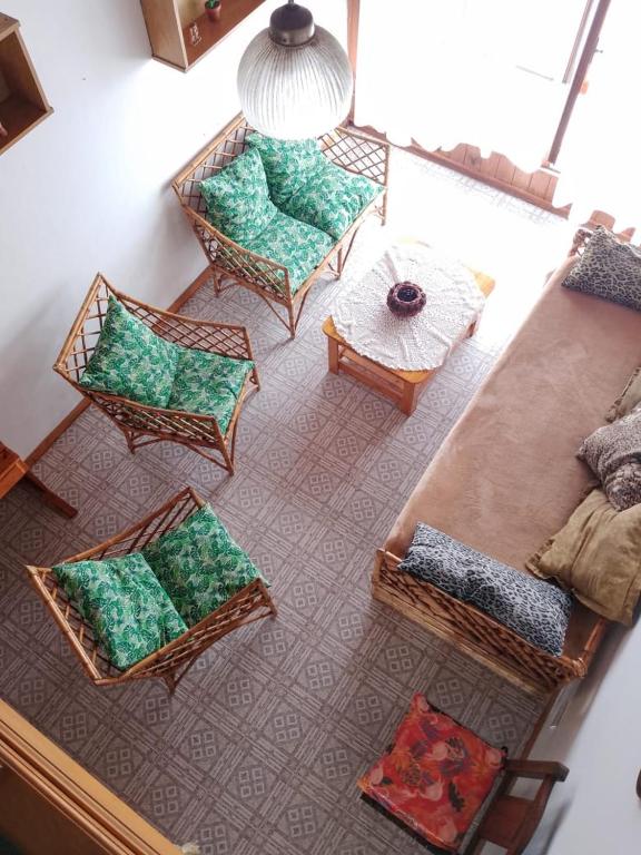 an overhead view of a living room with a couch and chairs at Casa en la costa in Necochea