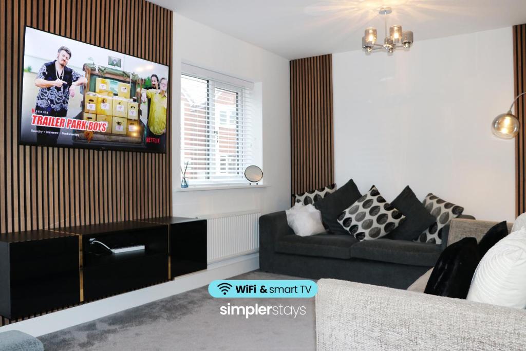 TV a/nebo společenská místnost v ubytování Large 4 Bedroom Home With Private Driveway Parking - Perfect For Contractors, Families, & Relocators