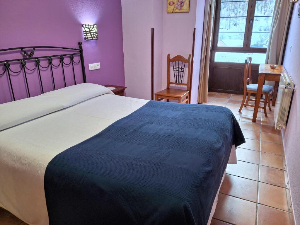 La Corona del Auteiro - Purple Room