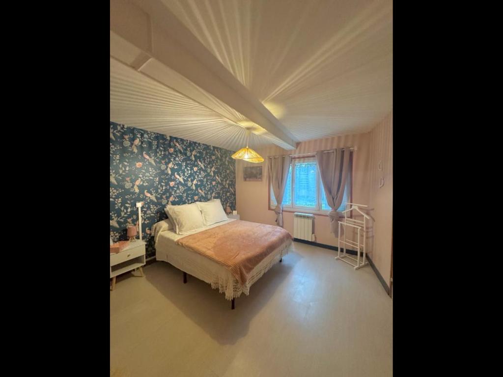 une chambre avec un lit et une fenêtre dans l'établissement Chez Mémé, à Lesmont