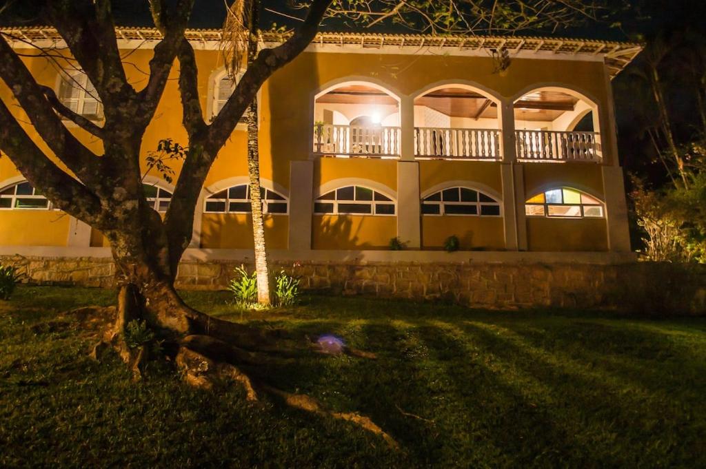 a house with a tree in front of it at Sitio and Beach Tennis in Itatiba