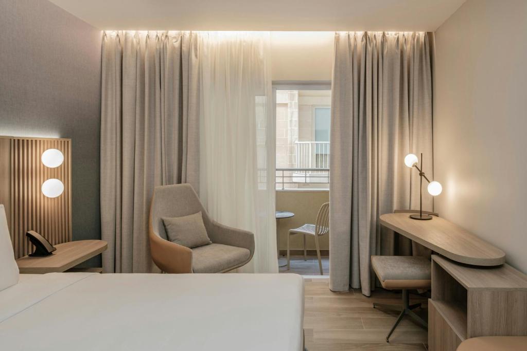 Postel nebo postele na pokoji v ubytování Courtyard by Marriott Sliema