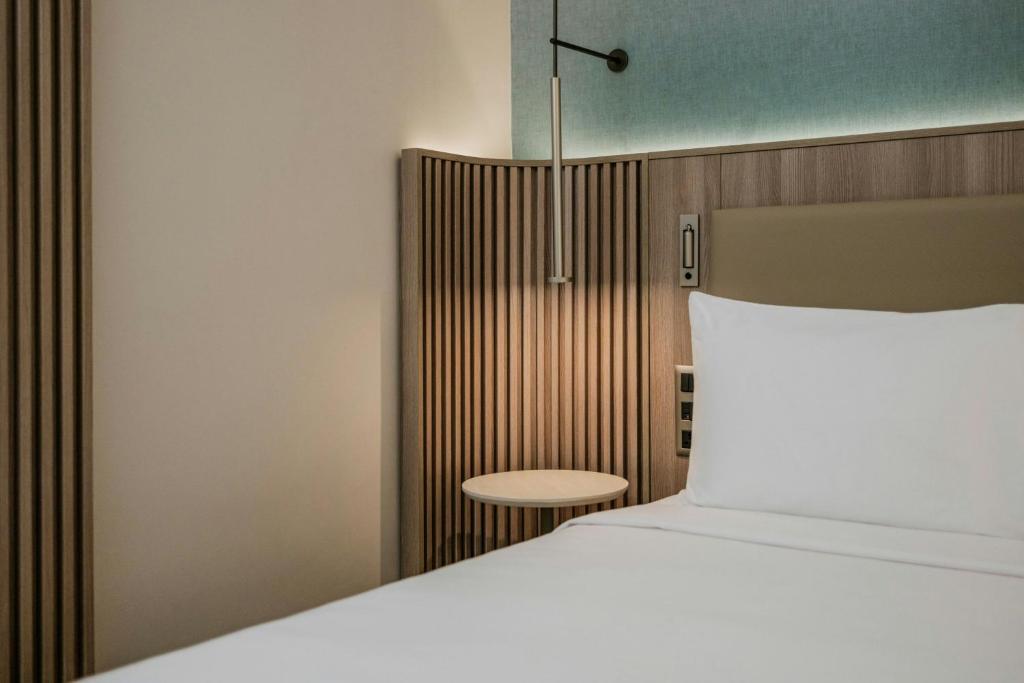Postel nebo postele na pokoji v ubytování Courtyard by Marriott Sliema