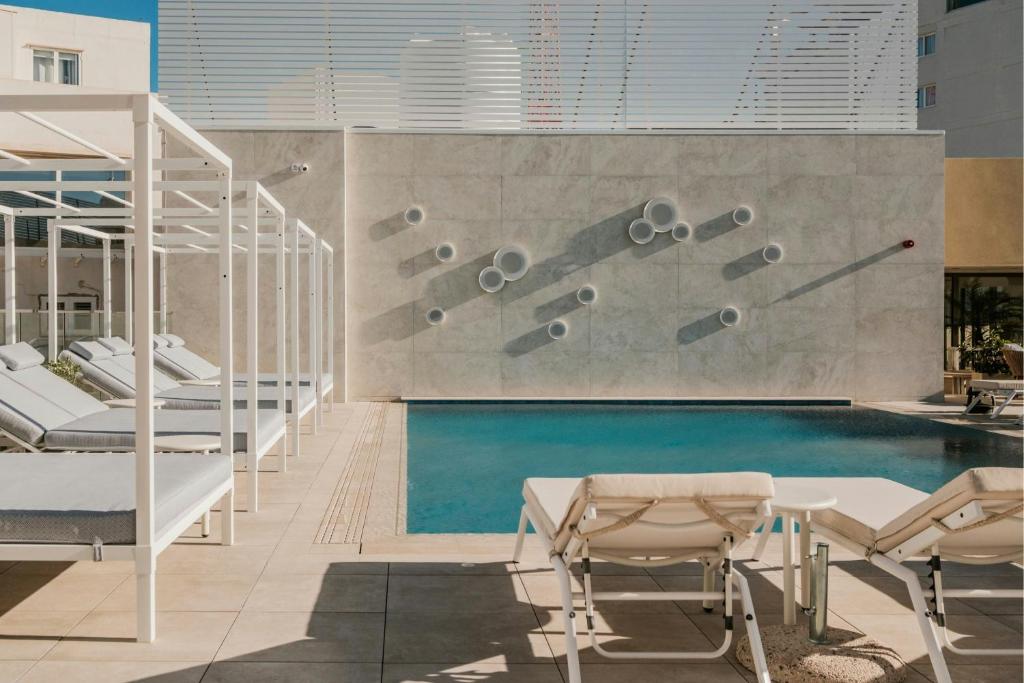 Bazén v ubytování Courtyard by Marriott Sliema nebo v jeho okolí