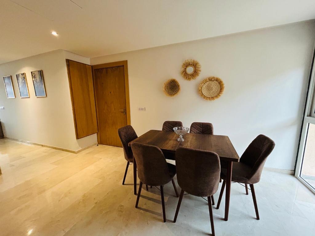 Posezení v ubytování Azure Nest - Sea View Duplex with Golf and Pool Access in Taghazout Bay