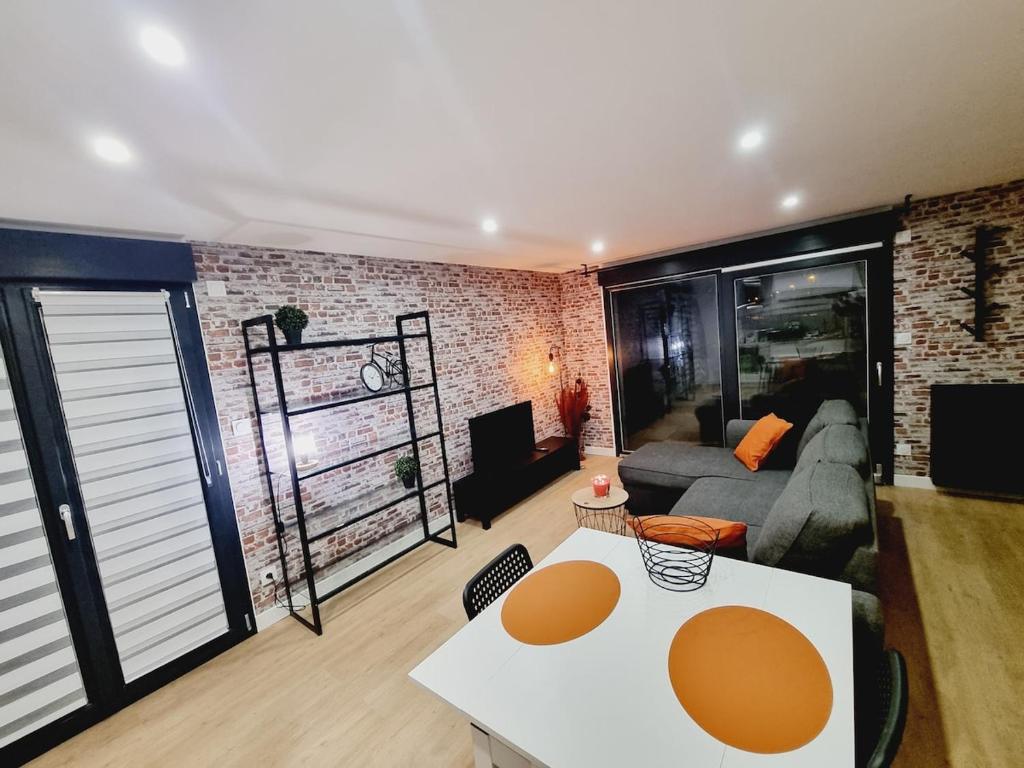 un salon avec un canapé et une table dans l'établissement Dépendance cosy en duplex avec terrasse & jardin, à Valleiry