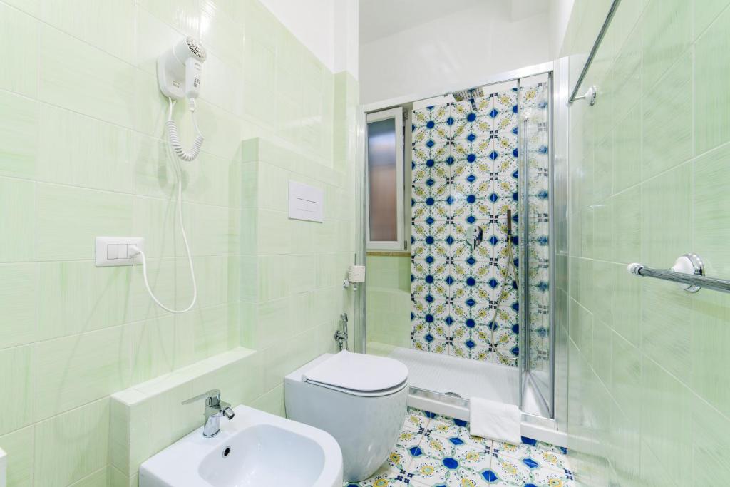 A bathroom at Gli Archi dei Diavoli