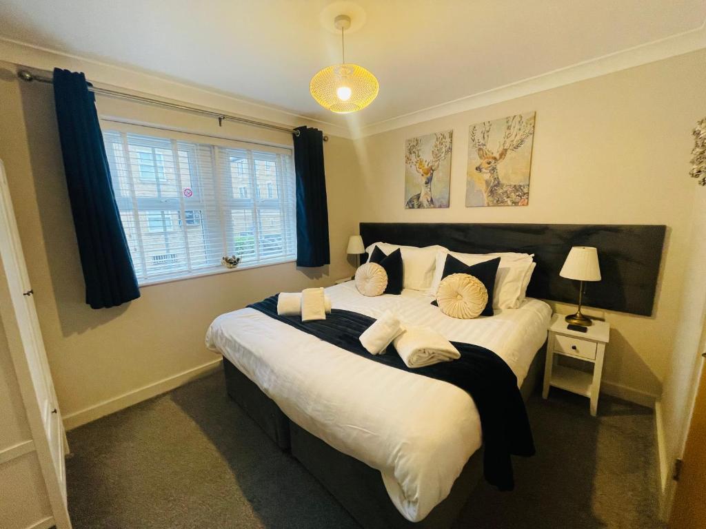 une chambre avec un grand lit avec des serviettes dessus dans l'établissement The Mowbray, à Harrogate