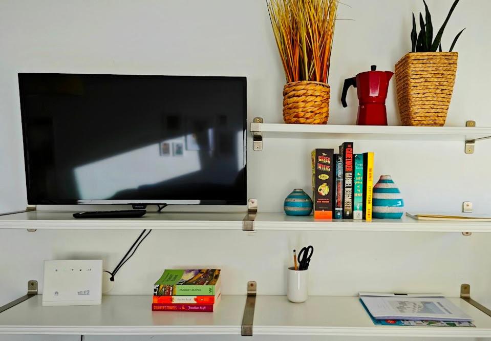 Cozy Old Town Apartment - 7