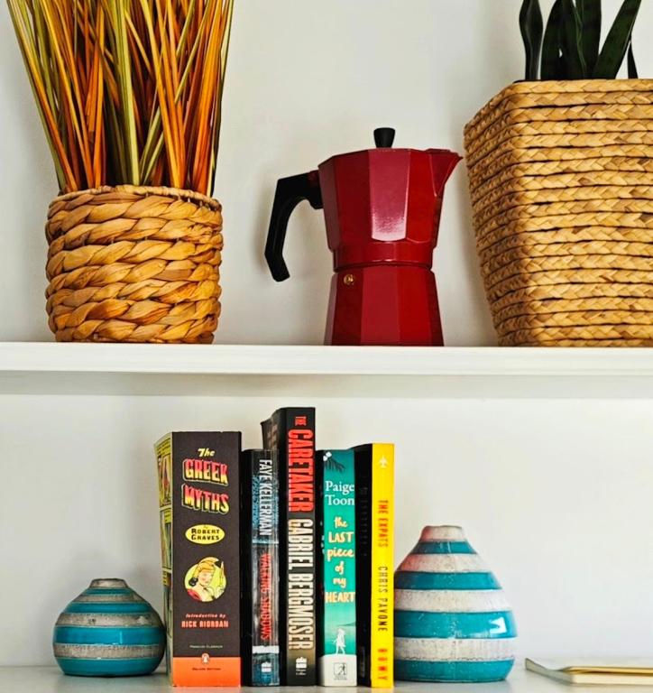 Cozy Old Town Apartment - 8