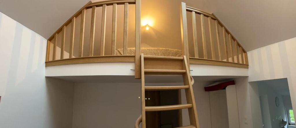 Palanda nebo palandy na pokoji v ubytování Sy ça me chante Tinyhouse