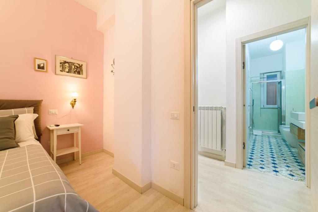 A bed or beds in a room at Gli Archi dei Diavoli