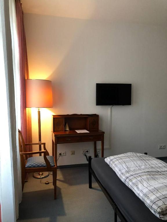 Postel nebo postele na pokoji v ubytování Pension für Monteure in Dresden, Zimmer mit eigenem Bad und großer Gemeinschaftsküche