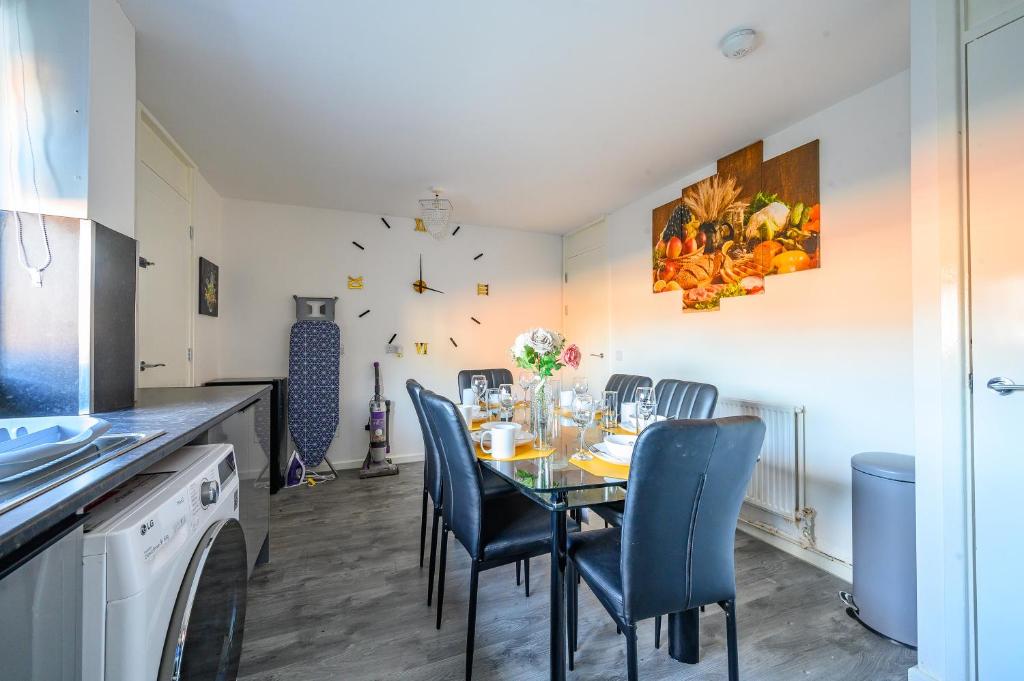 a dining room with a table and chairs at -RAGS- For your relaxed, Cosy Stay, Free Parking in Leeds