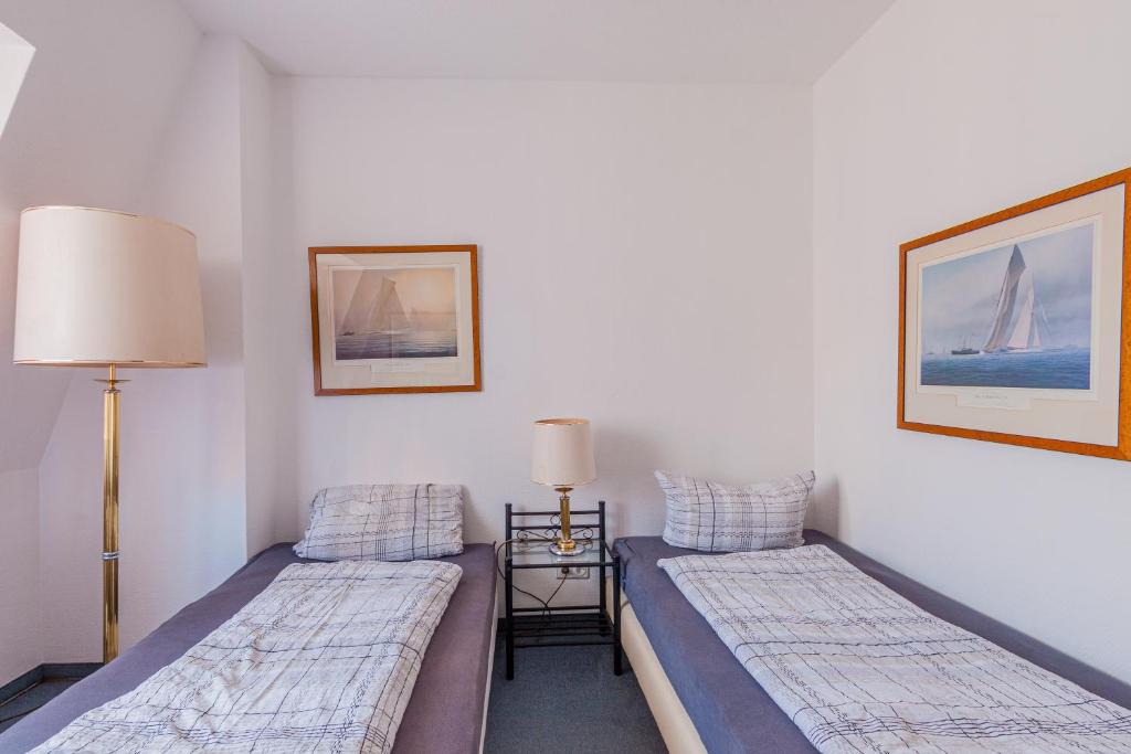 Postel nebo postele na pokoji v ubytování Pension für Monteure in Dresden, Zimmer mit eigenem Bad und großer Gemeinschaftsküche