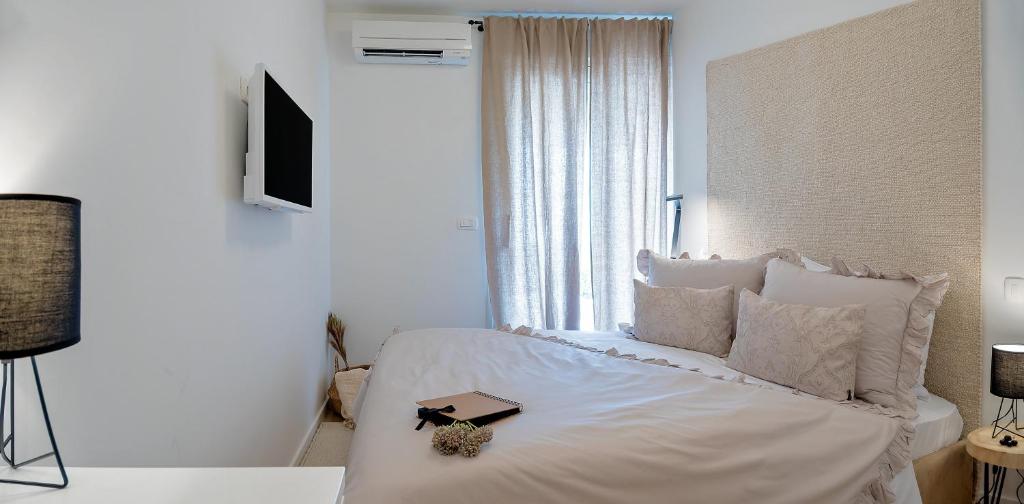 Posteľ alebo postele v izbe v ubytovaní The Pleasurist - apartment with PRIVATE heated pool and terrace