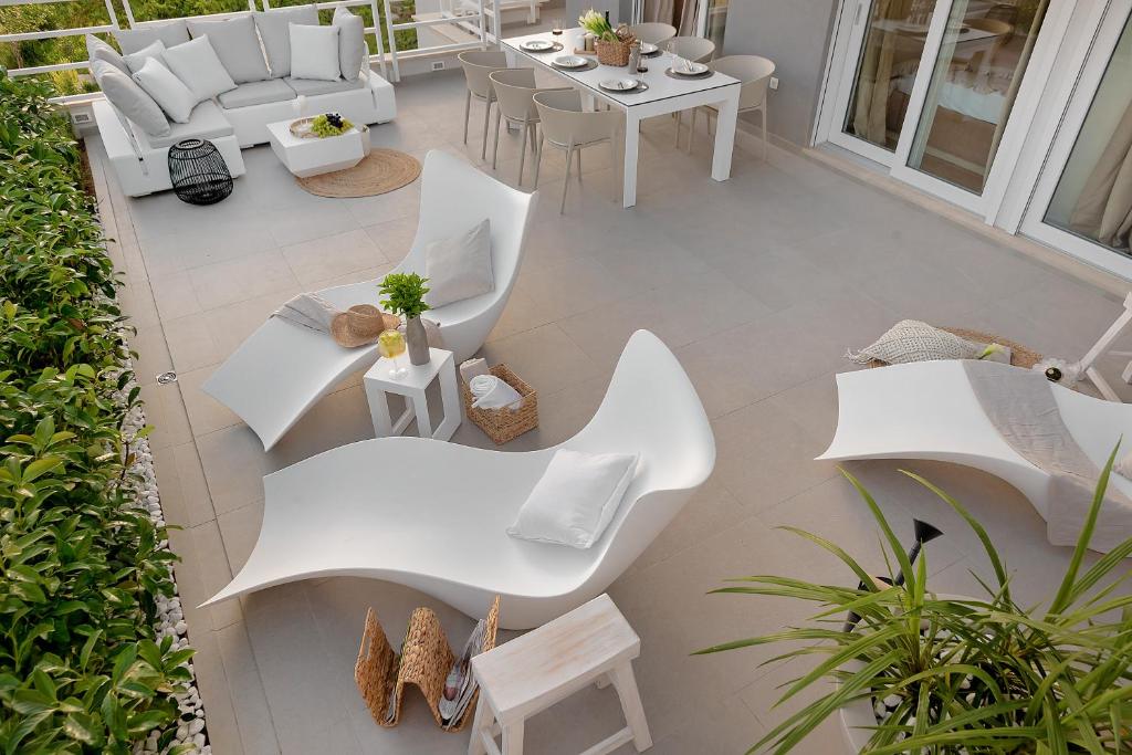 Posedenie v ubytovaní The Pleasurist - apartment with PRIVATE heated pool and terrace