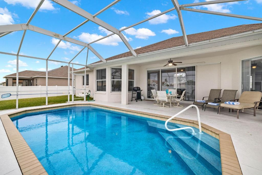 Πισίνα στο ή κοντά στο Quiet home with fenced yard & pool table - Perfect for families with pets! - Villa Grace