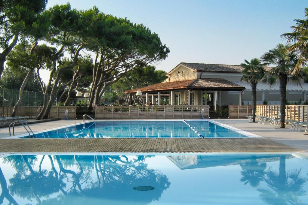 una piscina frente a una casa en Conero Azzurro en Numana