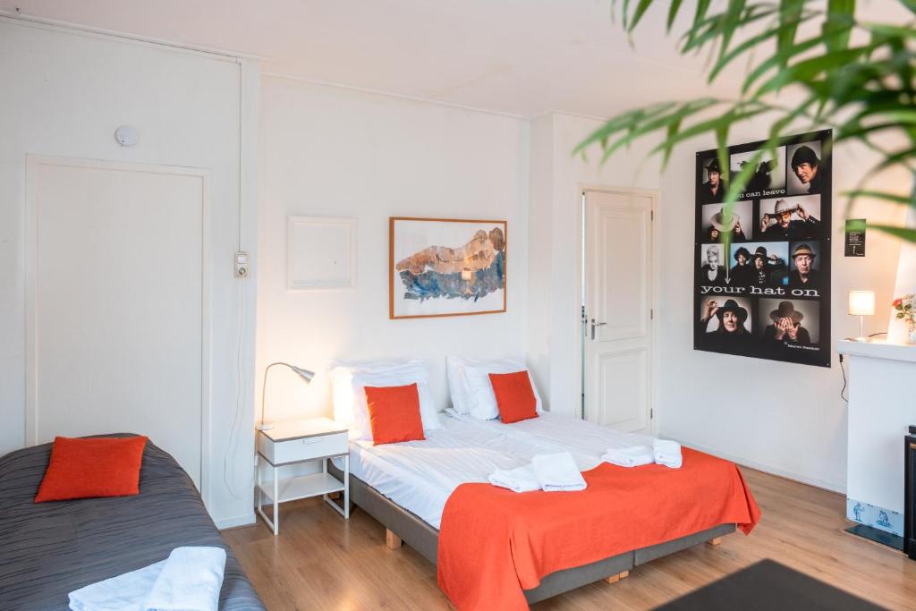 Postel nebo postele na pokoji v ubytování Hotel - Cafe De Harmonie
