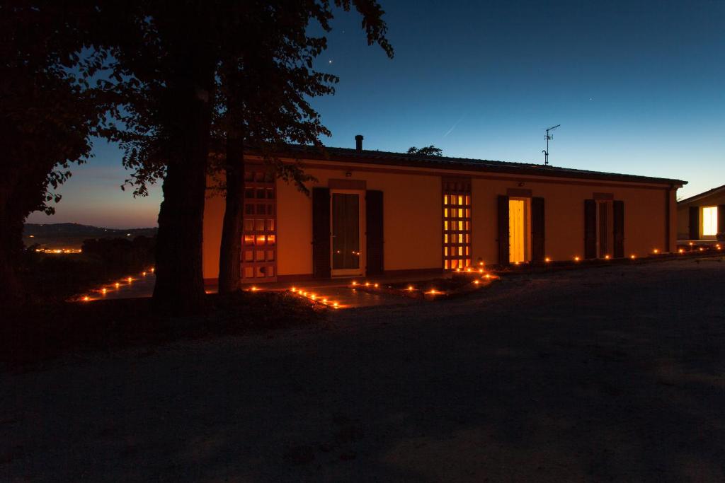 una casa con luces delante de ella por la noche en Venticello Del Conero en Gli Angeli
