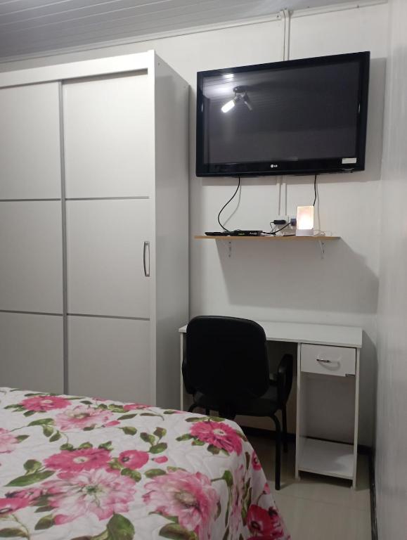 TV a/nebo společenská místnost v ubytování Espaço inteiro - LOFT confortavel