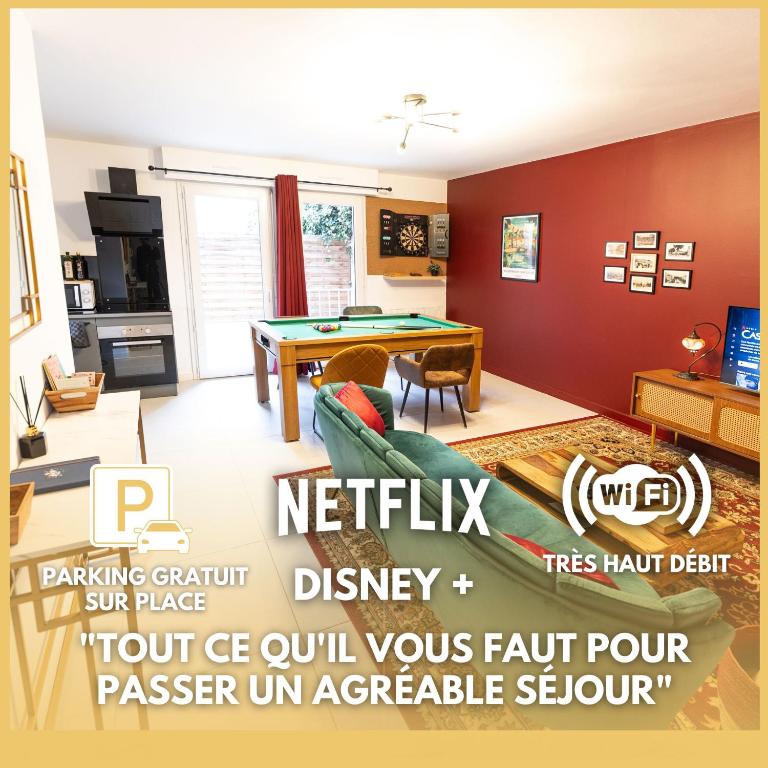 un salon avec une table de ping-pong dans l'établissement Escapade Vintage avec Jeux, Billard et Fléchettes Détente Assurée !, à Villefranche-sur-Saône