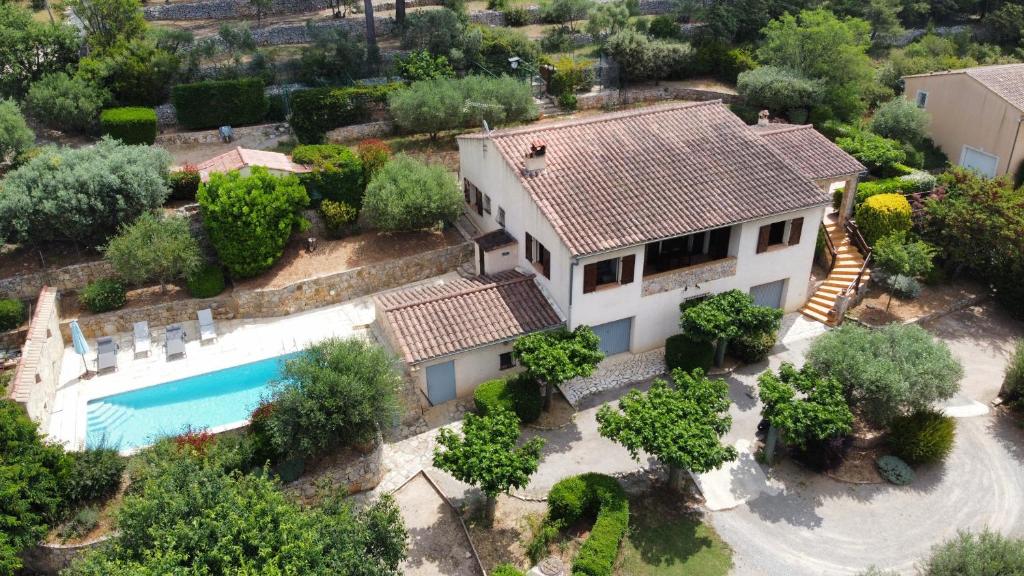 une vue aérienne d'une maison avec piscine dans l'établissement Villa au cœur de la Provence, à Lorgues