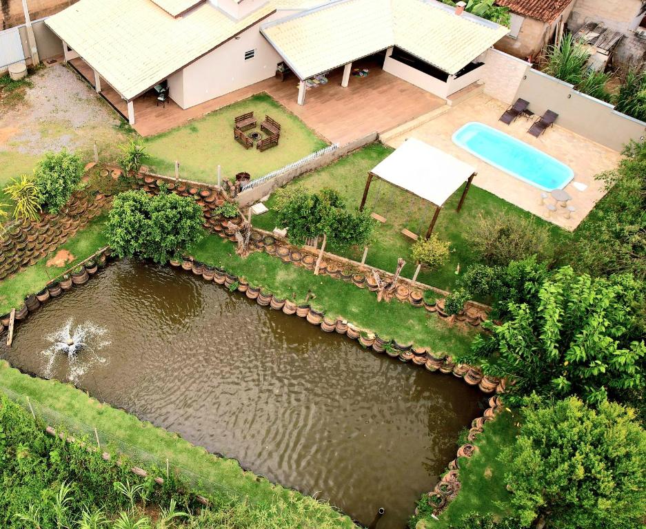 an aerial view of a house with a swimming pool at Recanto Margarida in Socorro