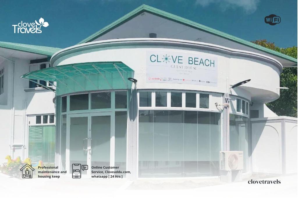 アッドゥ環礁にあるClove Beachの海岸を見渡す看板のある建物の正面の景色