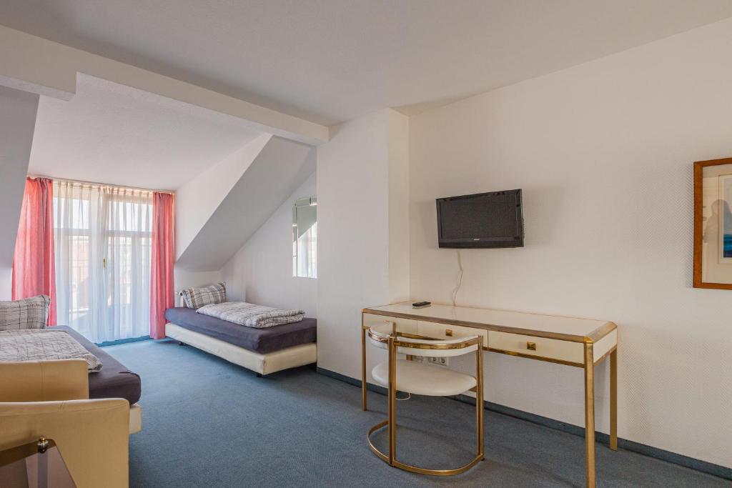 TV a/nebo společenská místnost v ubytování Pension für Monteure in Dresden, Zimmer mit eigenem Bad und großer Gemeinschaftsküche