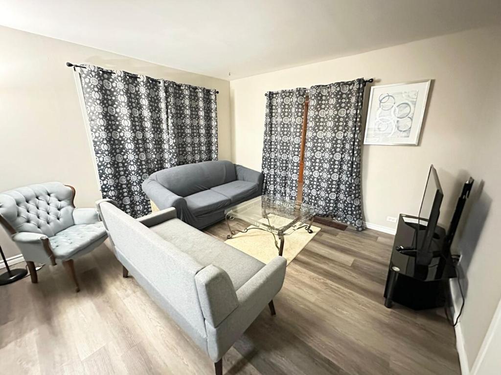 Χώρος καθιστικού στο A Quiet and decent 3 bedroom apartment