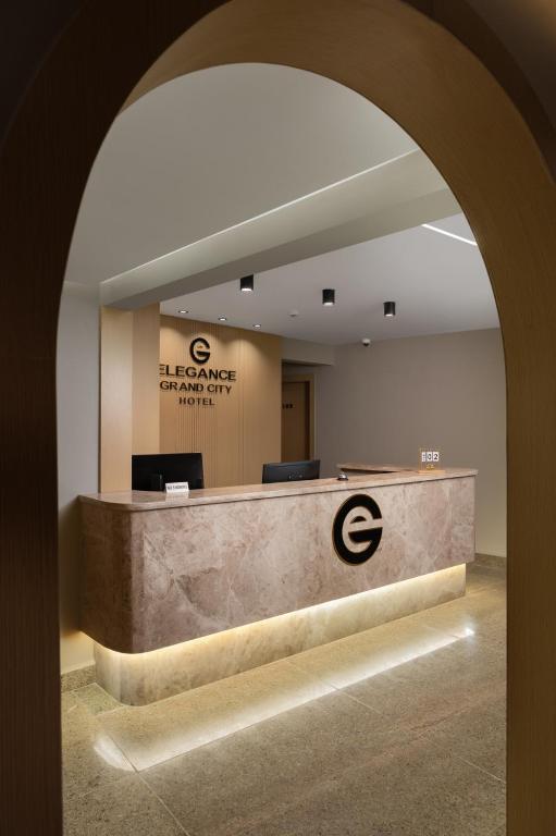 Certifikát, hodnocení, plakát nebo jiný dokument vystavený v ubytování Elegance Grand City Hotel