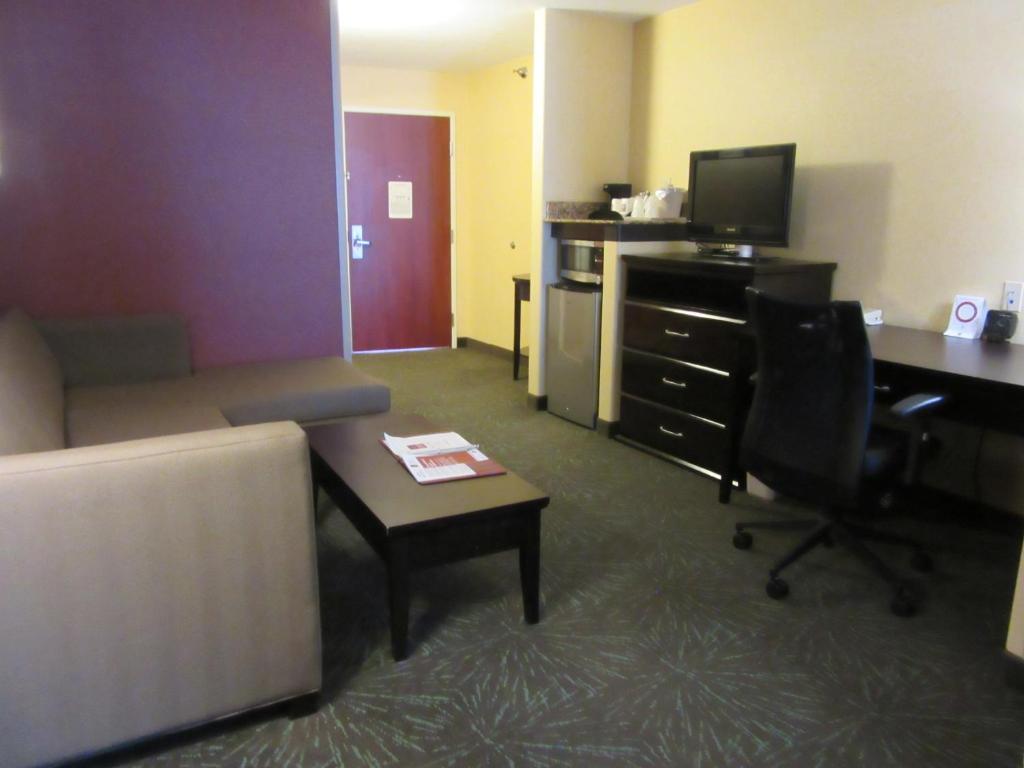 Comfort Suites Airport photo