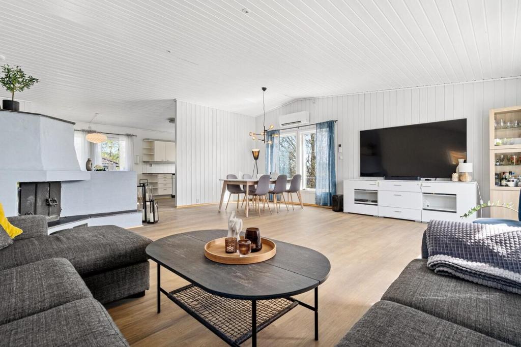 トロンハイムにあるWorld Cup Trondheim 2025のソファとテーブルのあるリビングルーム