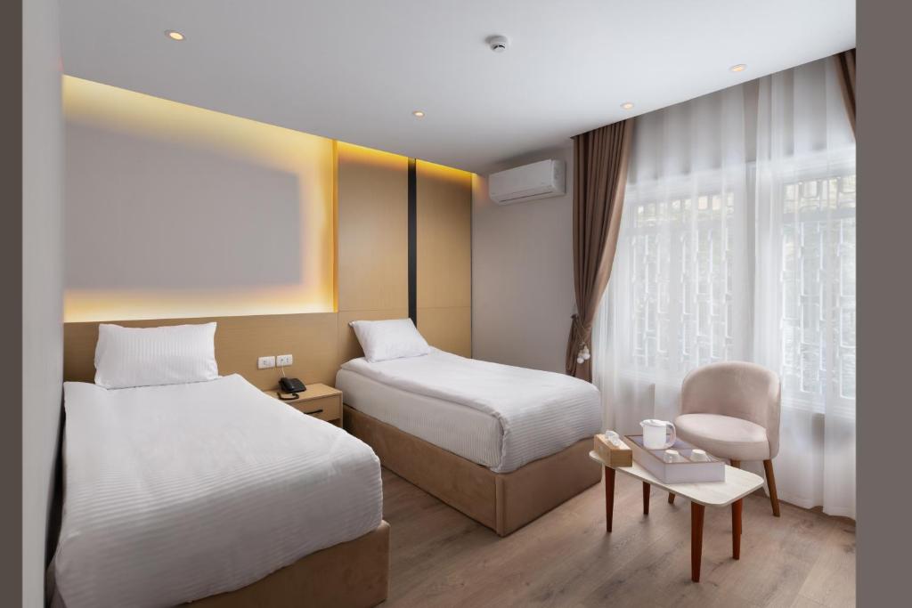 Postel nebo postele na pokoji v ubytování Elegance Grand City Hotel