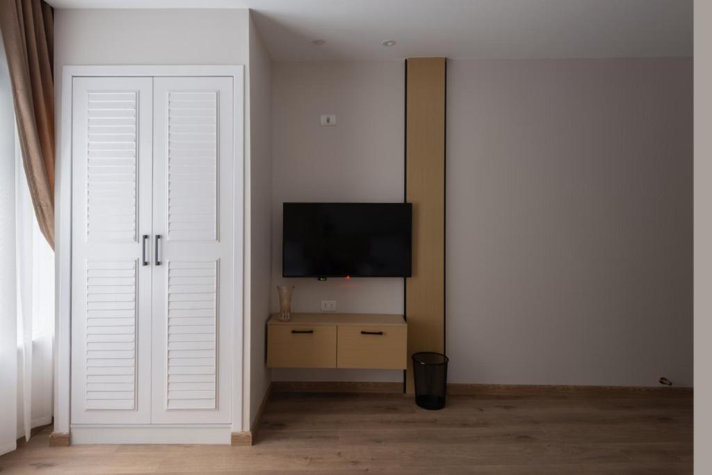 TV a/nebo společenská místnost v ubytování Elegance Grand City Hotel