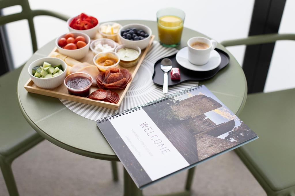 ペーチにあるhellohome apartmanのテーブル(朝食用の食材のトレイ、雑誌付)