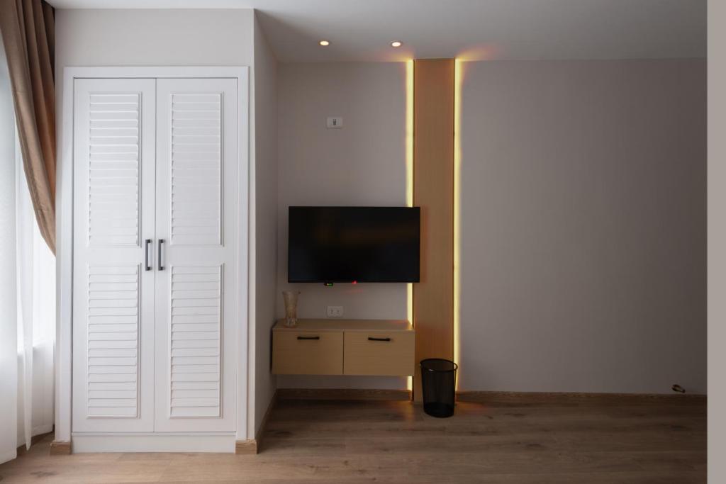 TV a/nebo společenská místnost v ubytování Elegance Grand City Hotel