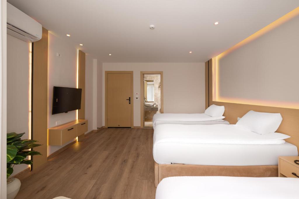 TV a/nebo společenská místnost v ubytování Elegance Grand City Hotel
