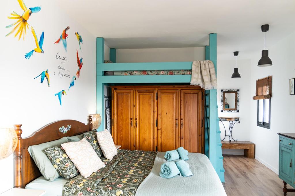 a bedroom with a bed with a blue bunk bed at Casa de Limon in La Vega