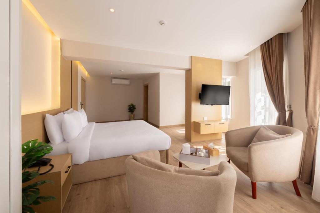 Postel nebo postele na pokoji v ubytování Elegance Grand City Hotel