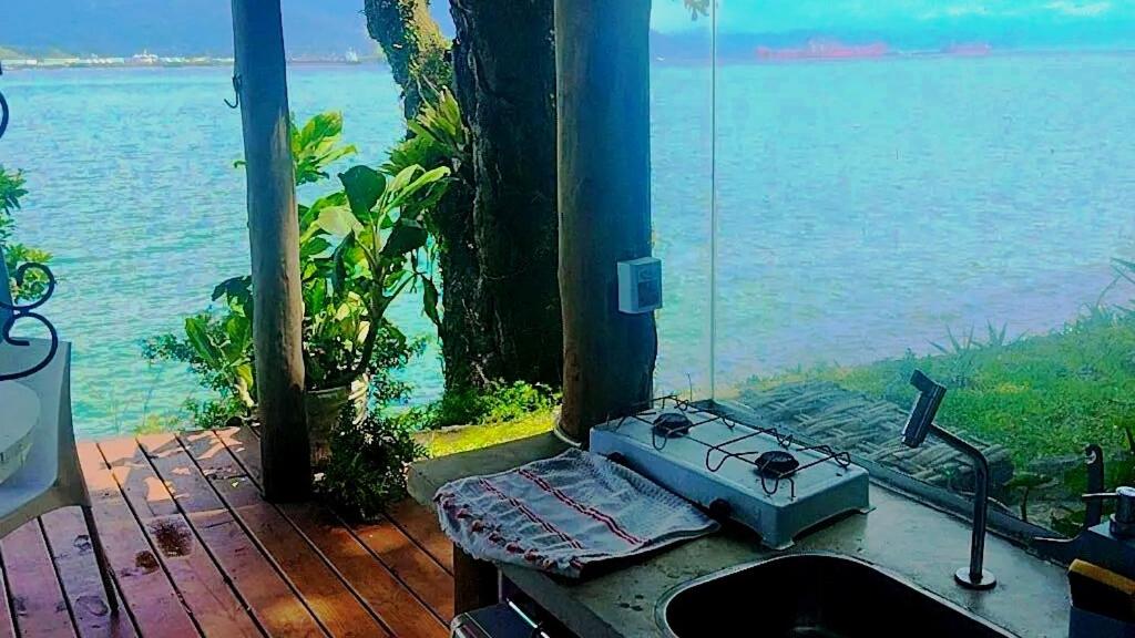 bagno con lavandino e vista sull'acqua di Studio à Beira Mar em Ilhabela com Vista Deslumbrante IB0001 a Ilhabela