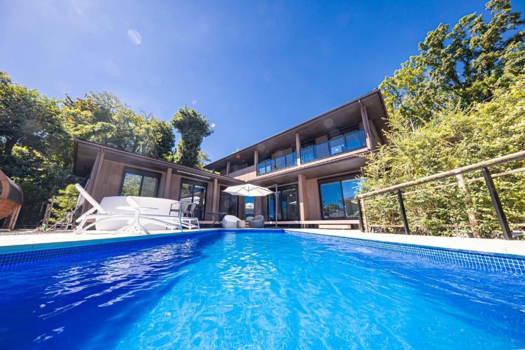 basen przed domem w obiekcie Poolen ITO - Vacation STAY 43910v w mieście Ito