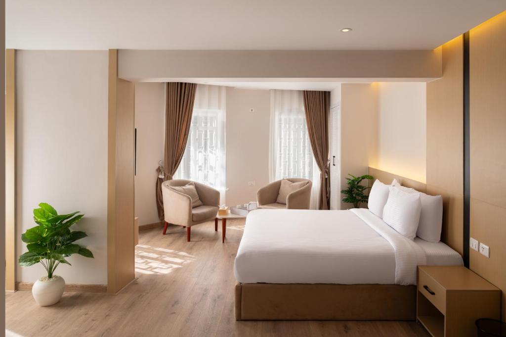 Postel nebo postele na pokoji v ubytování Elegance Grand City Hotel