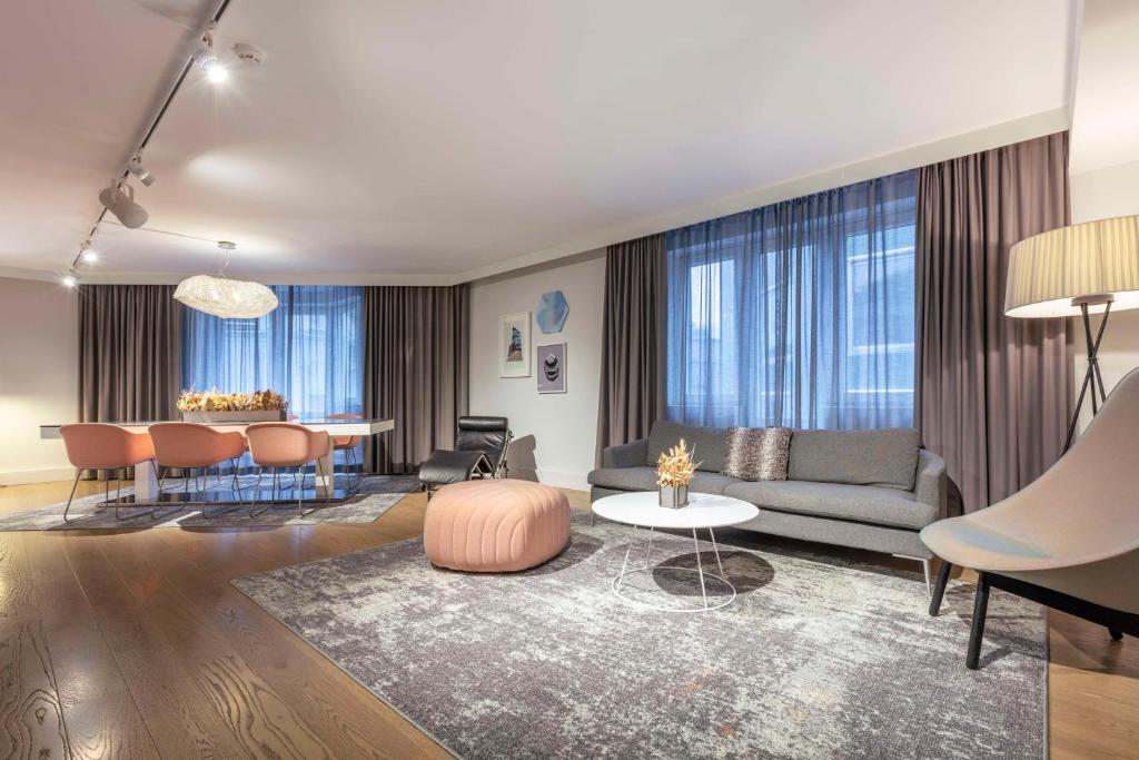 
Corner Suite- min 25 years of age acceptable 
