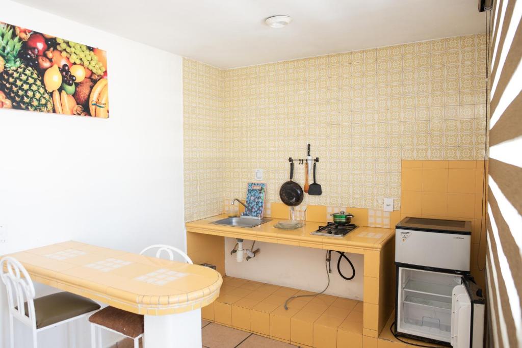 una pequeña cocina con encimera y mesa en Hotel Vistamar, en Mazatlán