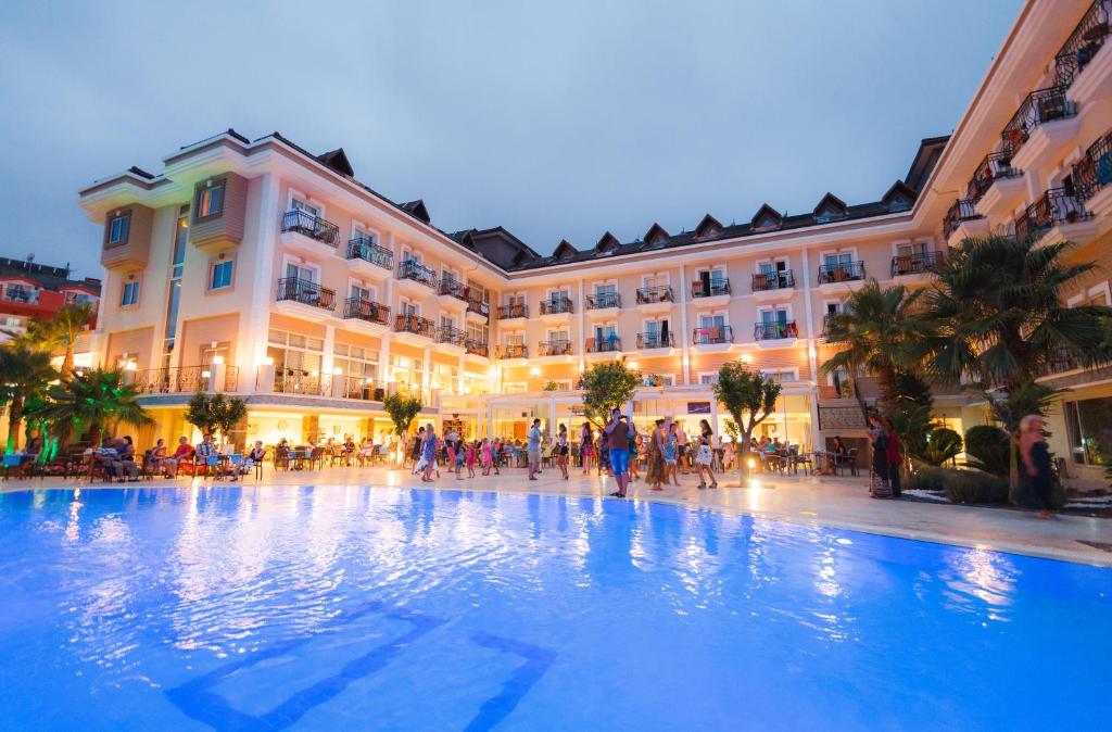 Bazén v ubytování L'Oceanica Beach Resort nebo v jeho okolí