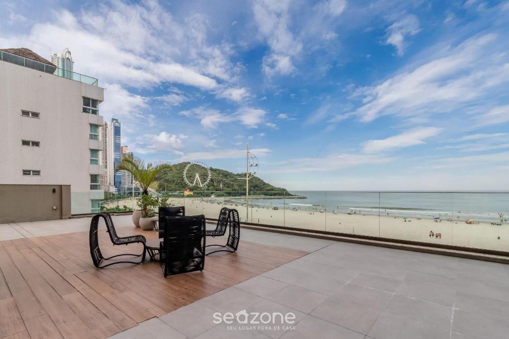a balcony with a view of the beach at Apto completo 2Q a Beira-mar ESE0102 in Balneário Camboriú