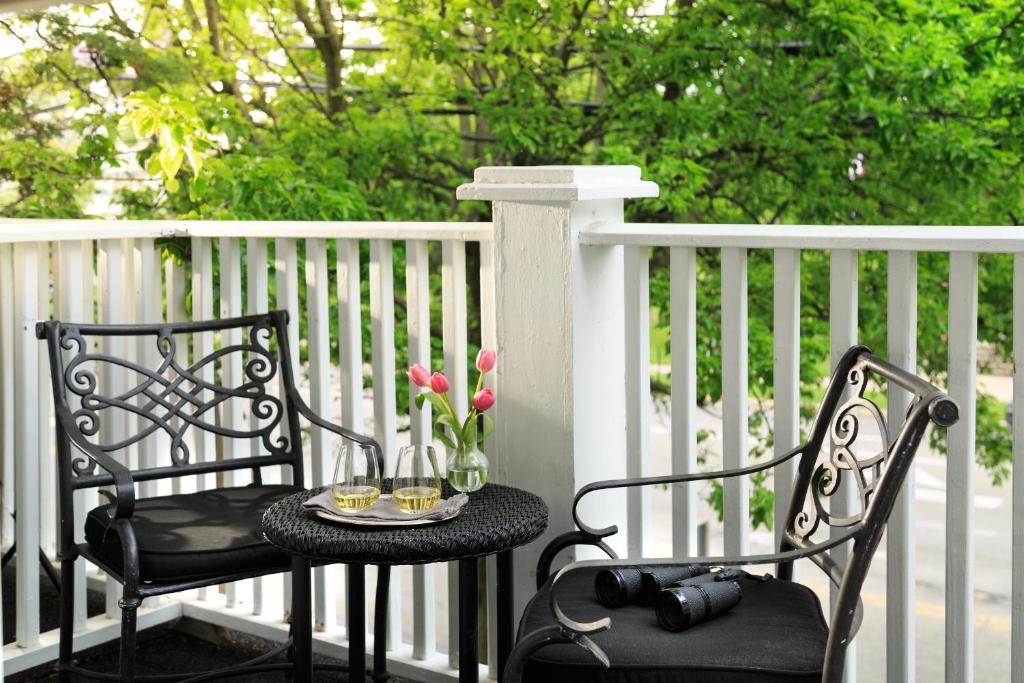 Balkón nebo terasa v ubytování Chateau Inn and Suites
